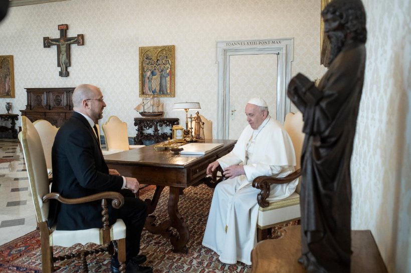 Шмыгаль встретился с папой римским и пригласил его в Украину по случаю 30-й годовщины независимости