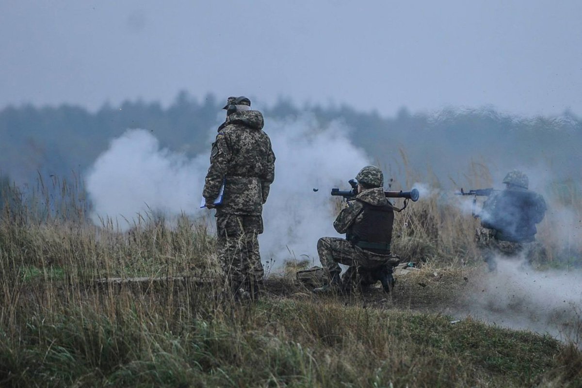 На Донбассе за сутки боевики 10 раз обстреляли украинские позиции