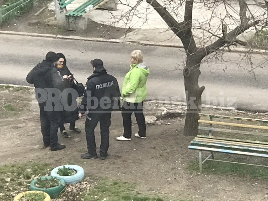 Двойное самоубийство в Бердянске: парень порезал вены, девушка выпрыгнула из окна