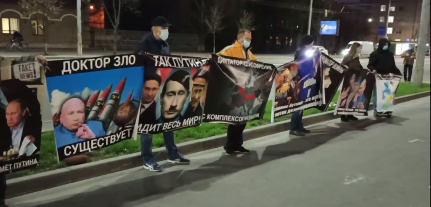 Плакаты с оскорблениями и нецензурные надписи лазером на стенах посольства РФ – Россия направила ноту протеста Украине
