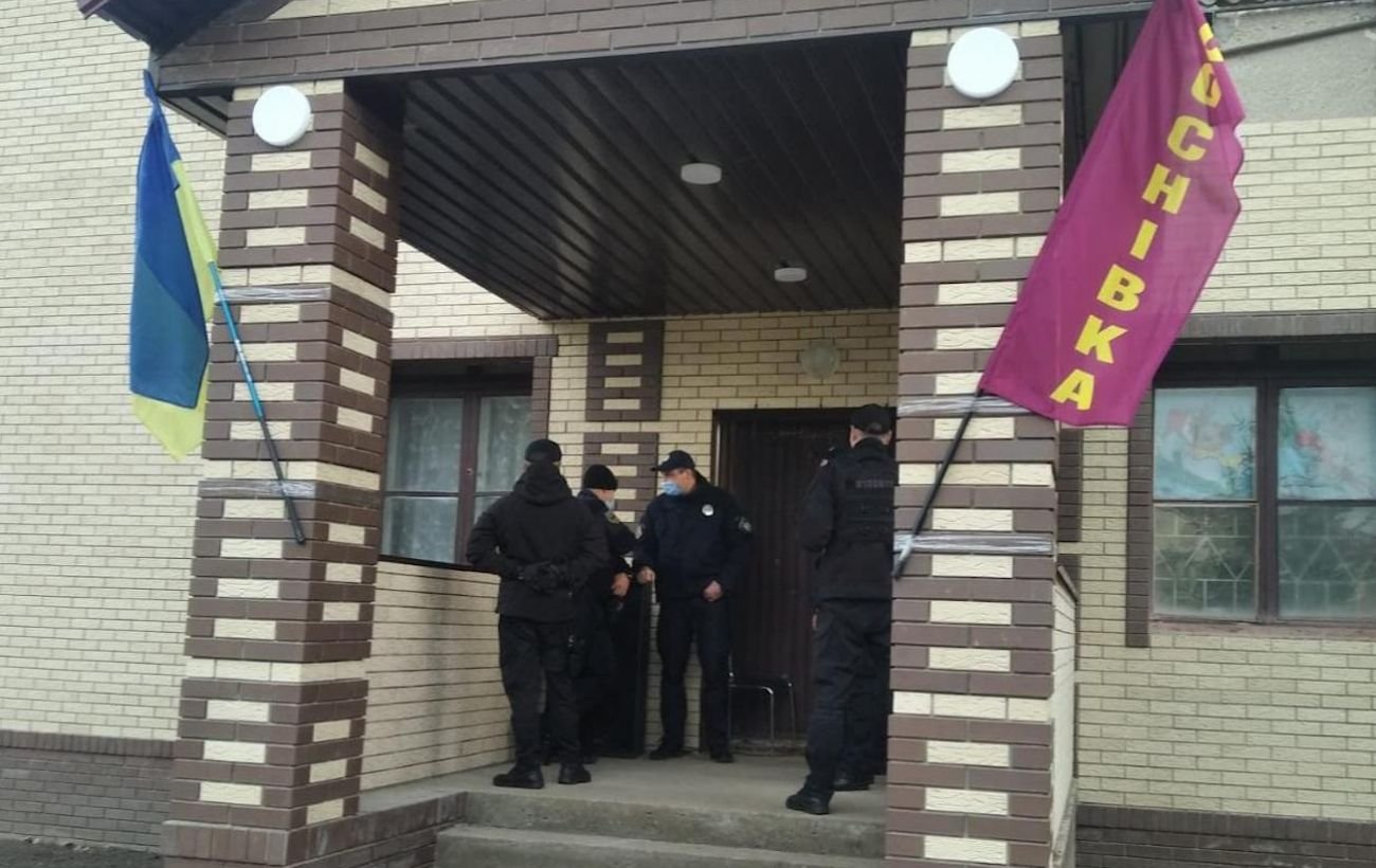 В Сумской области протаранили забор местной полиции