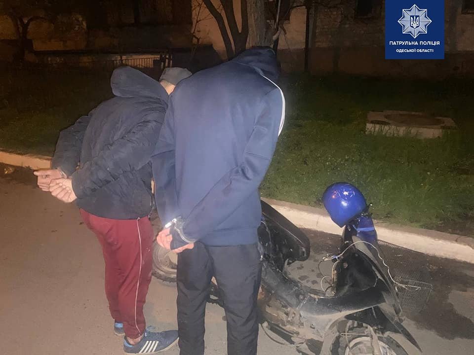 В Одессе двое граждан пытались угнать мопед