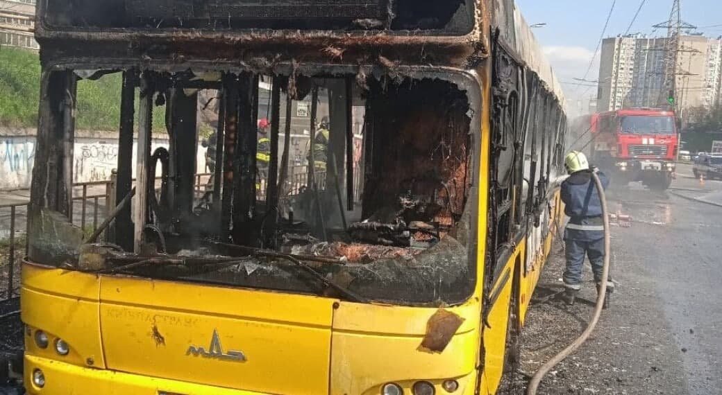 В Киеве воспламенился автобус с пассажирами: ВИДЕО