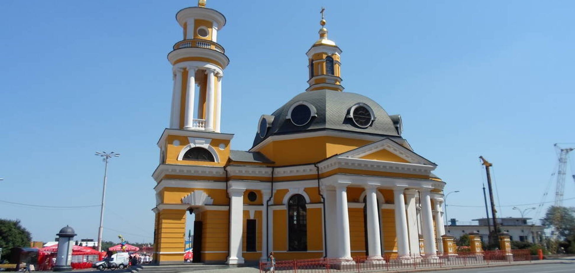 В Киевской церкви школьницы курили и задували свечи. ВИДЕО