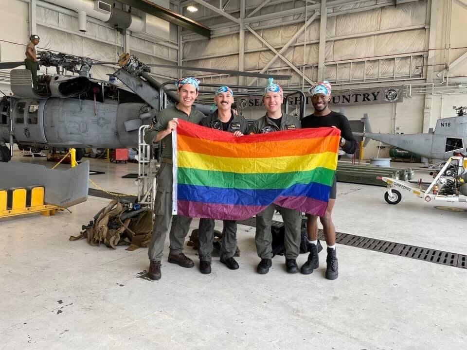 В армии США появился первый в мире гей-экипаж военного вертолета