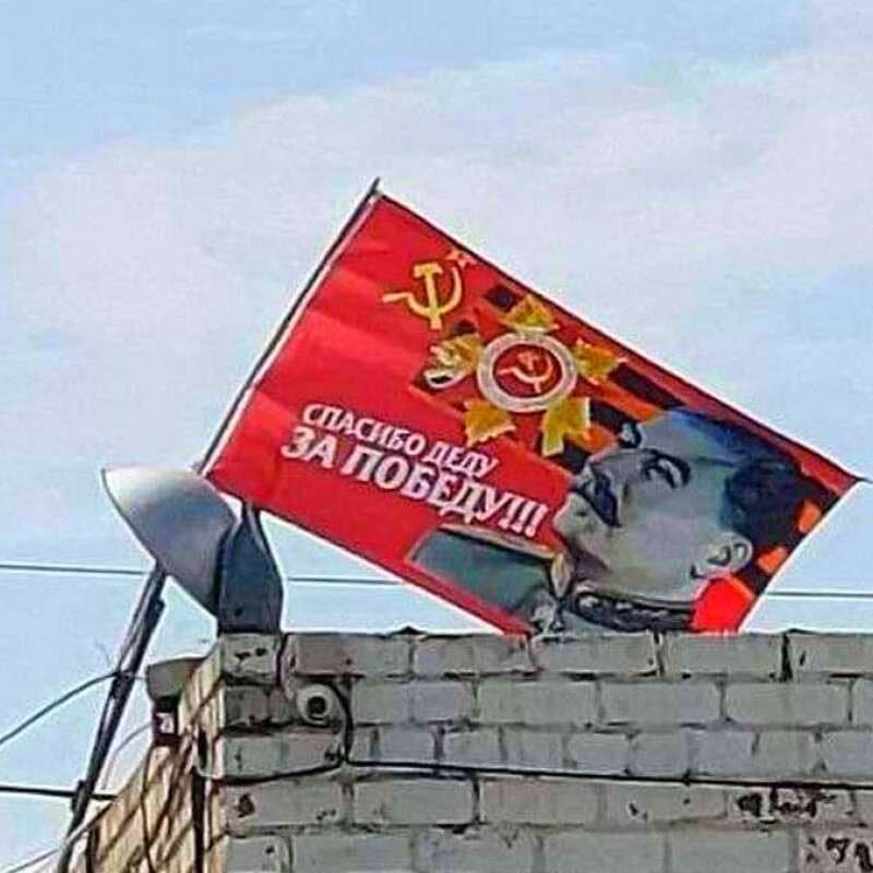 Повесил знамя – получил срок: в Днепре повесили флаг со Сталиным, серпом и молотом и георгиевской лентой