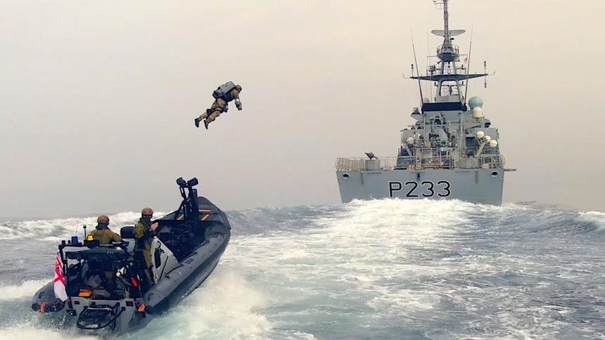 Британские морпехи протестировали высадку на военный корабль с помощью джетпаков. ВИДЕО