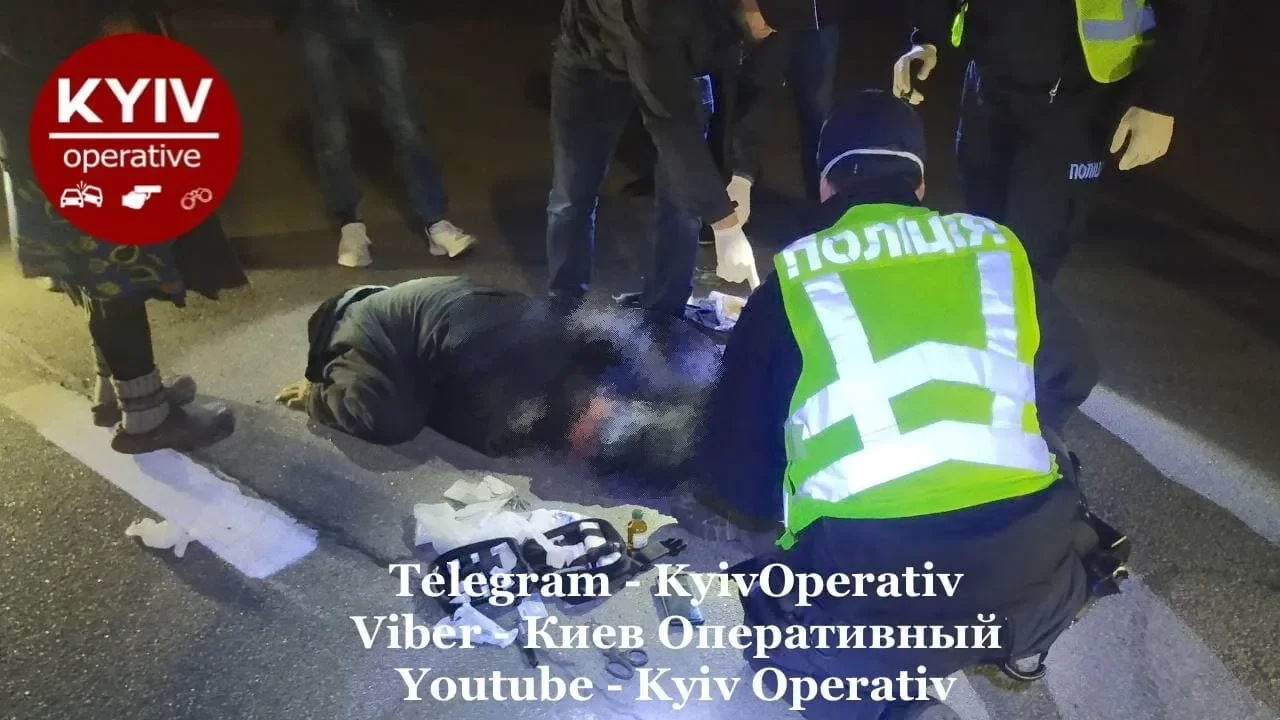ДТП в Киеве: легковушка сбила пешехода и скрылась с места происшествия. ВИДЕО