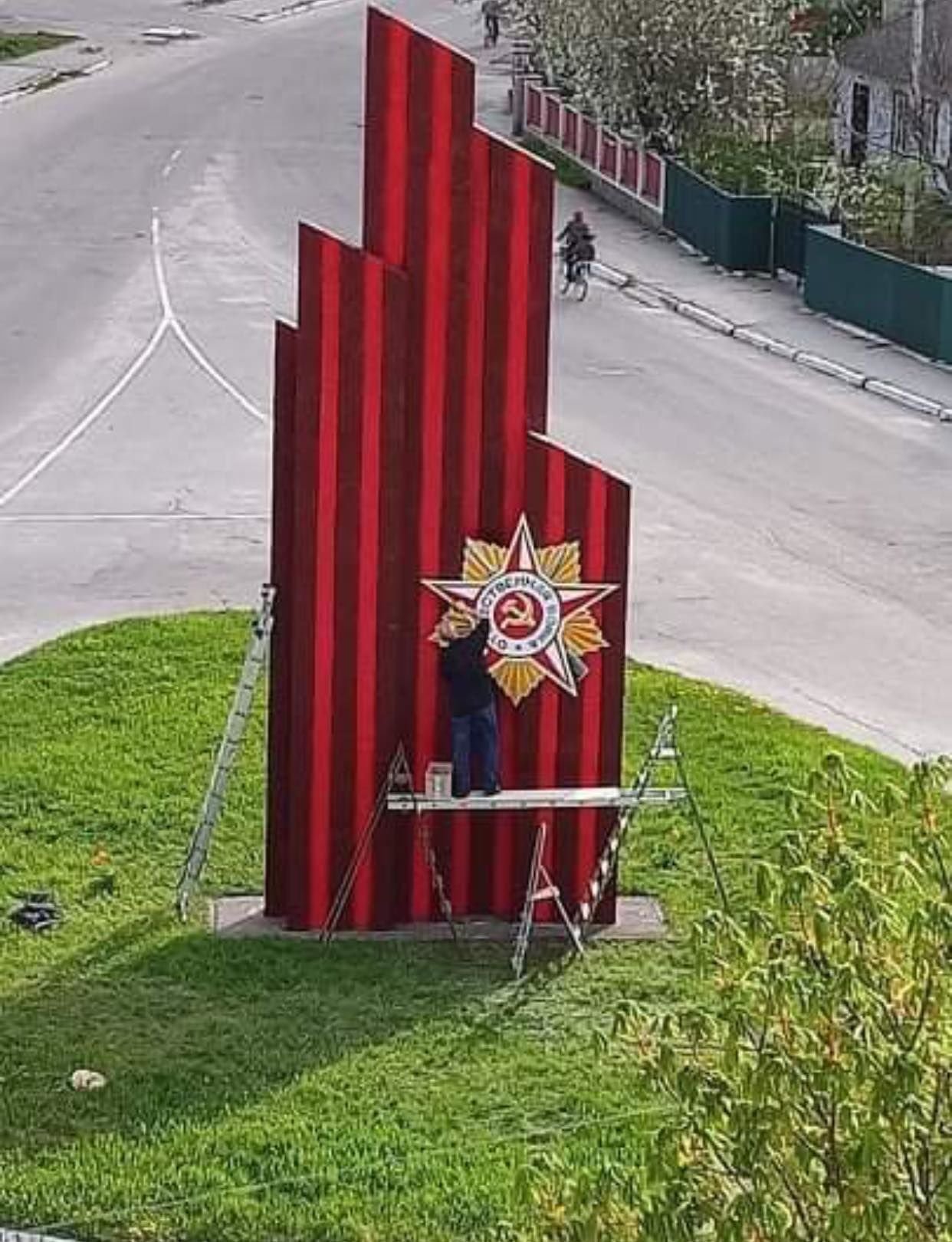 На Киевщине фанаты Ленина разместили на стеле запрещенную коммунистическую символику. ФОТО