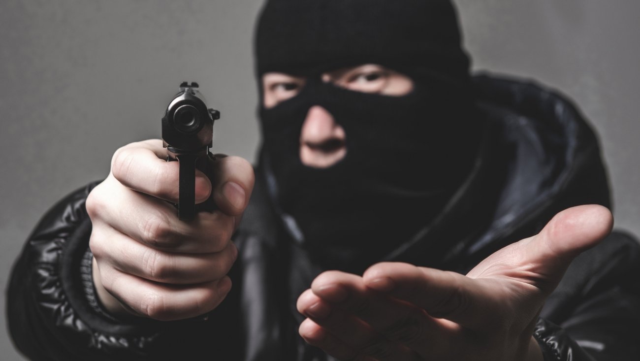 Угрожали пистолетом: в Харькове ограбили доставщика