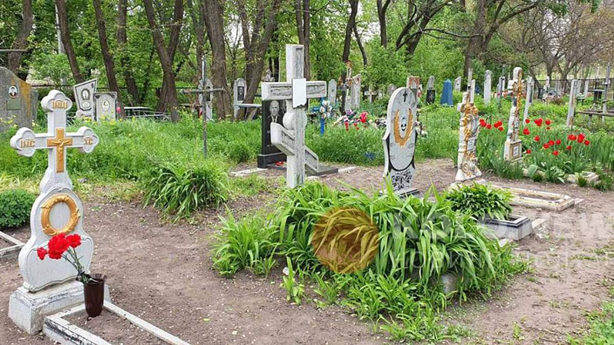 На Полтавщине дети устроили шоу на кладбище. ВИДЕО