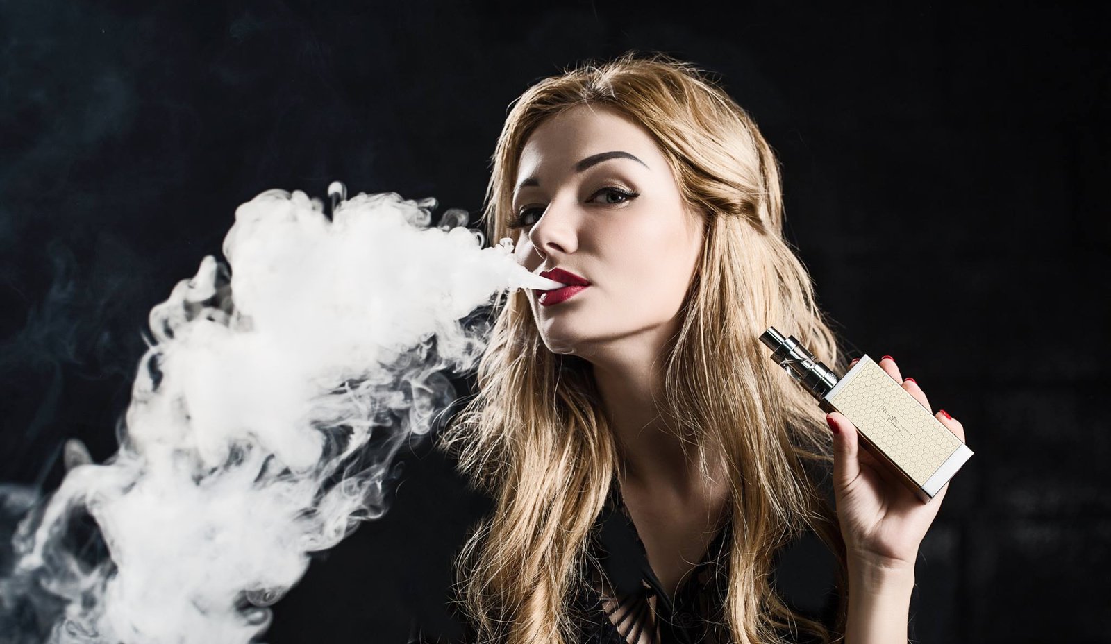 В Верховной Раде хотят запретить курить электронные сигареты в общественных местах