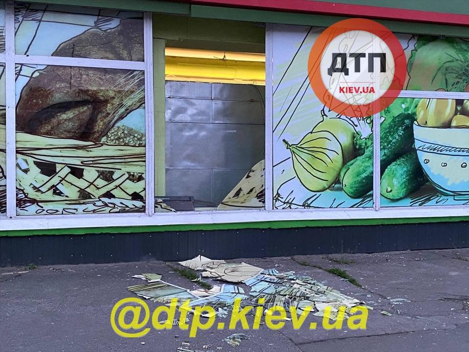 В Киеве взорвали банкомат в супермаркете. ФОТО