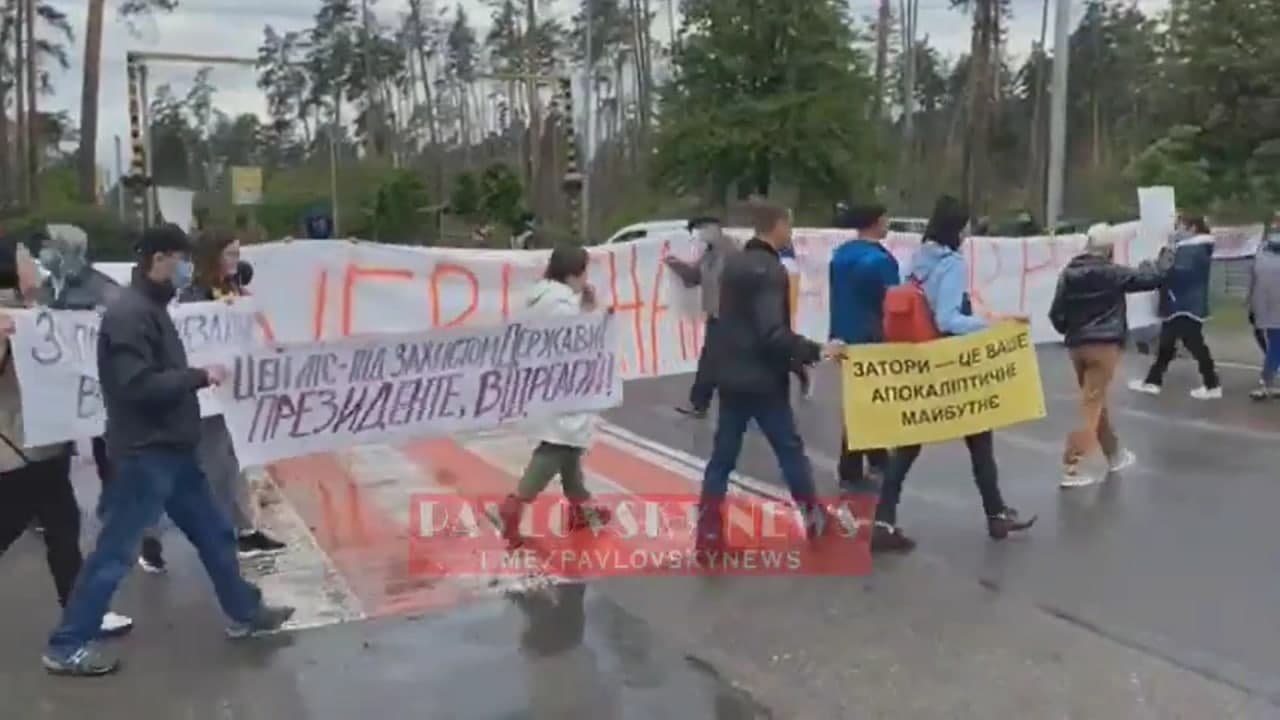 В Киевской области люди протестуют против вырубки леса в Ирпени