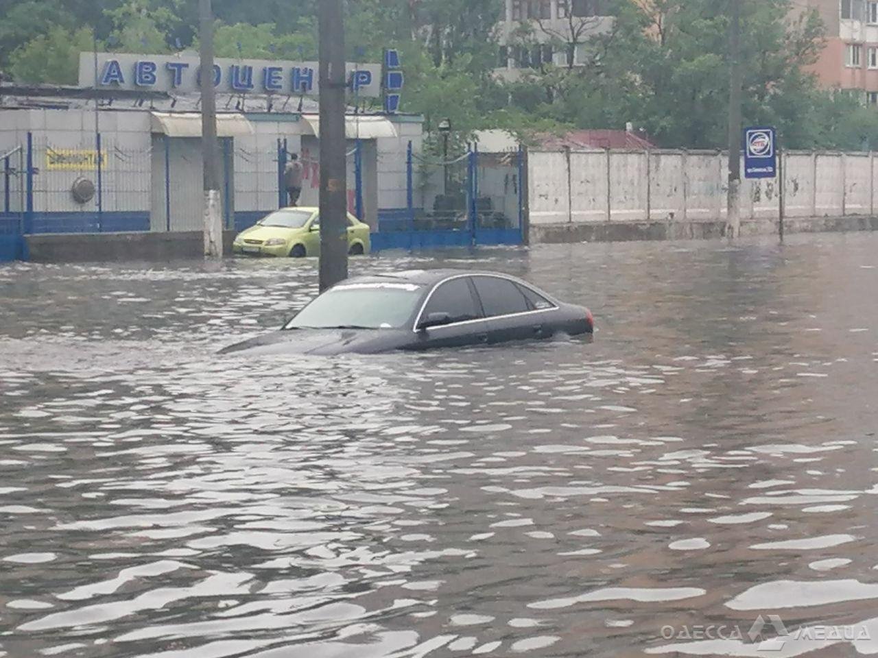 Вплавь по улицам: Одессу затопило после дождя. ФОТО