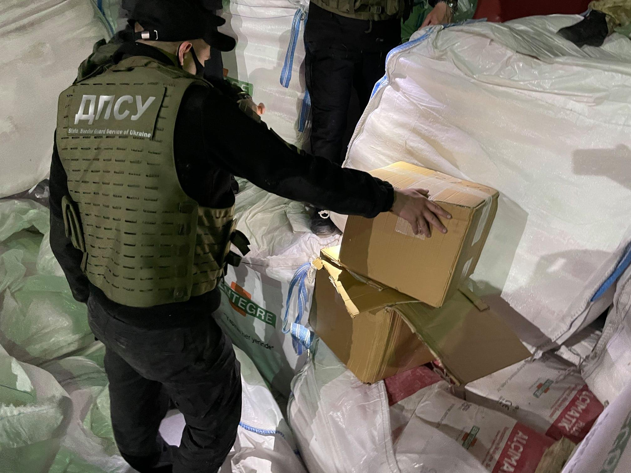 Пограничная служба Украины обнаружила контрабанду на теплоходе с цементом в Николаеве. ВИДЕО