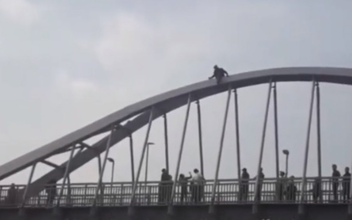 В Киеве 15-летний парень прыгнул с моста. ВИДЕО