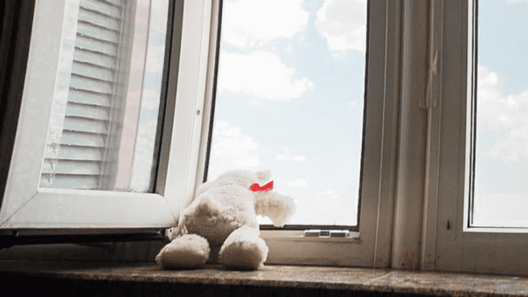 Во Львове из окна третьего этажа упала 10-летняя девочка