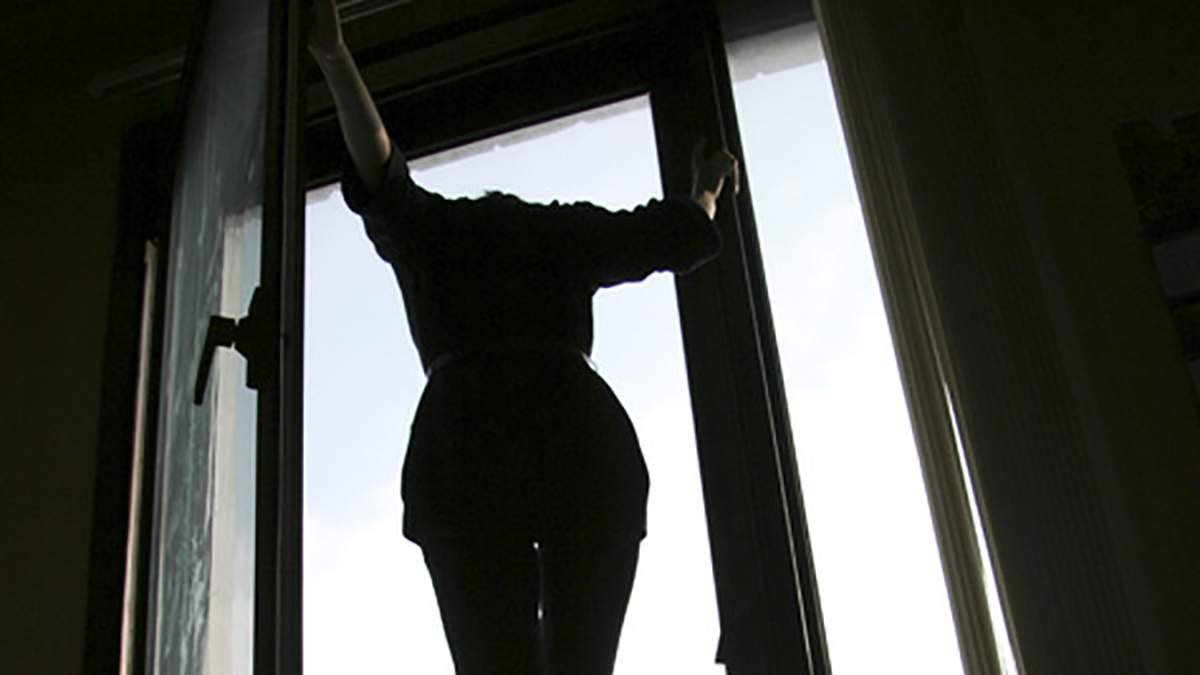 В Днепре на Сечевых Стрельцов женщина выпрыгнула из окна своей квартиры