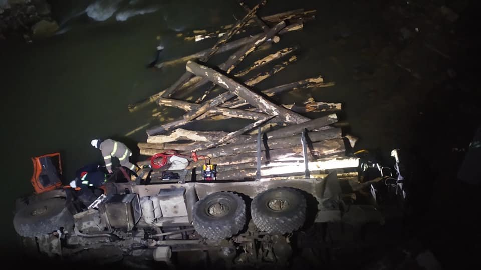 В Ивано-Франковской области лесовоз упал с моста в реку: есть погибшие