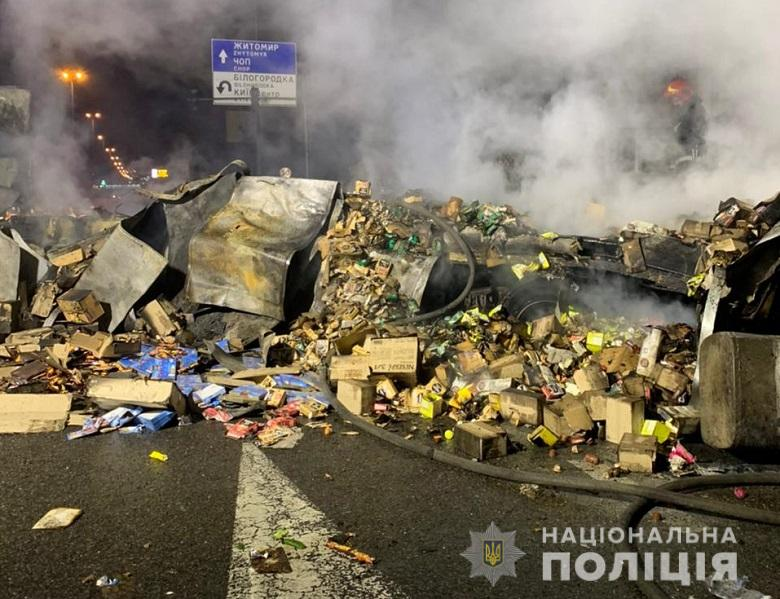 Под Киевом фура столкнулась с легковушкой: есть погибшие. ВИДЕО