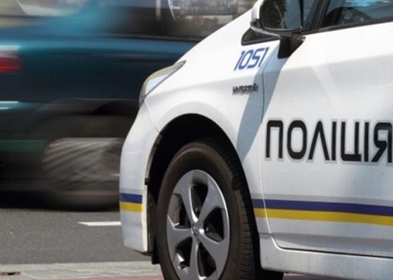 В Киеве парень разбил головой стекло патрульной машины. ВИДЕО