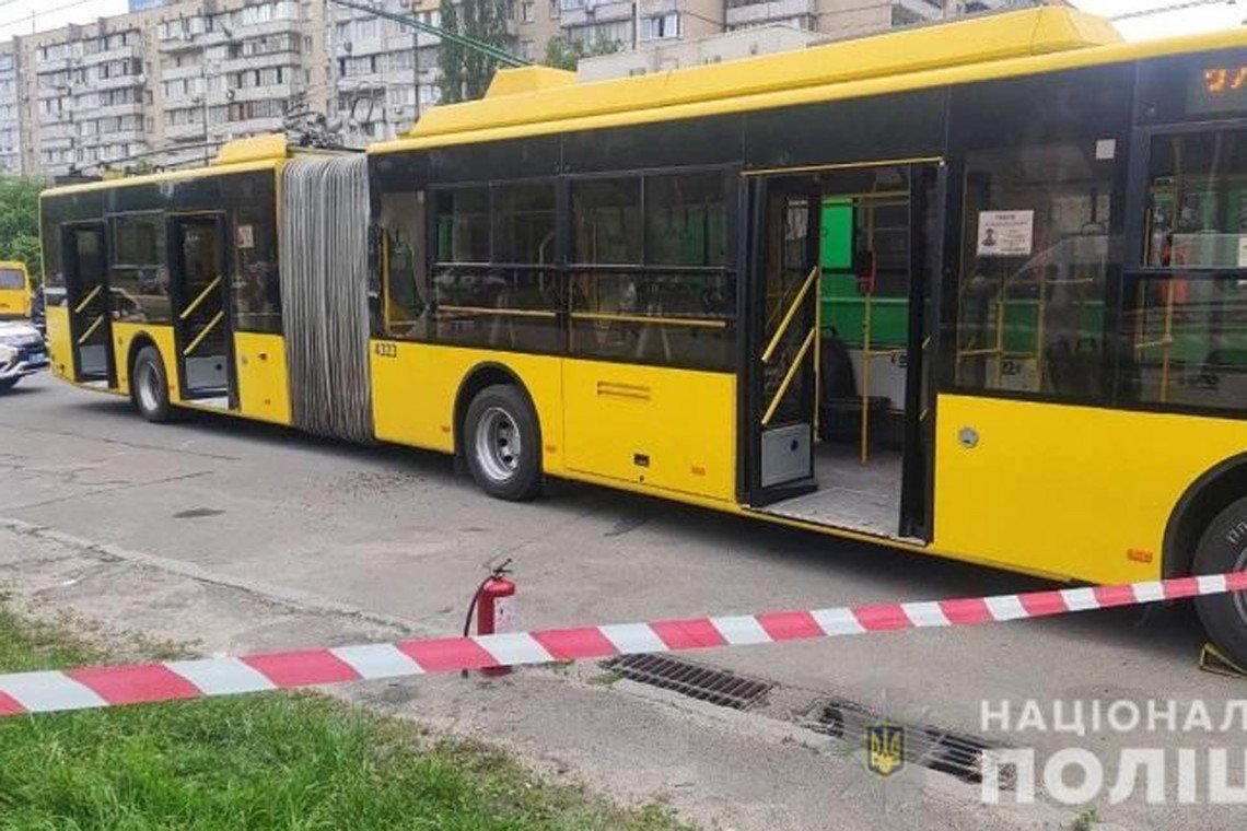 В Киеве мужчина кинул «Коктейль Молотова» в троллейбус. ФОТО