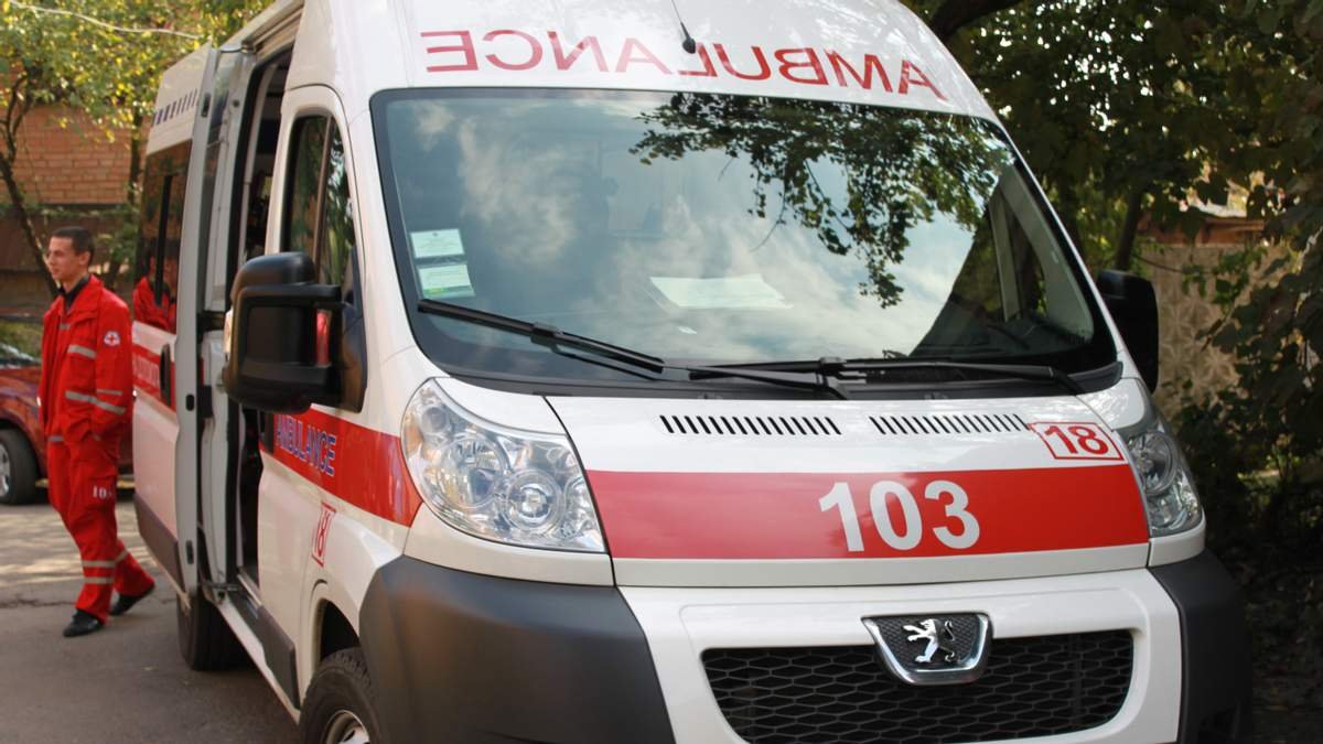 В Киеве мужчина пытался покончить с собой на улице. ФОТО