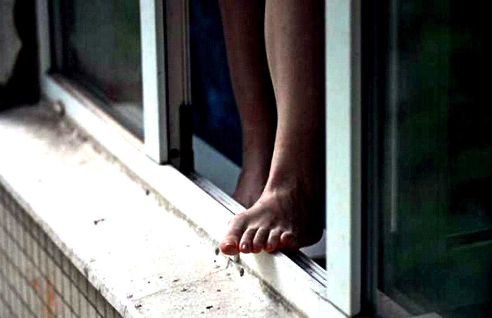 В Житомире из окна многоэтажки выпал 14-летний подросток