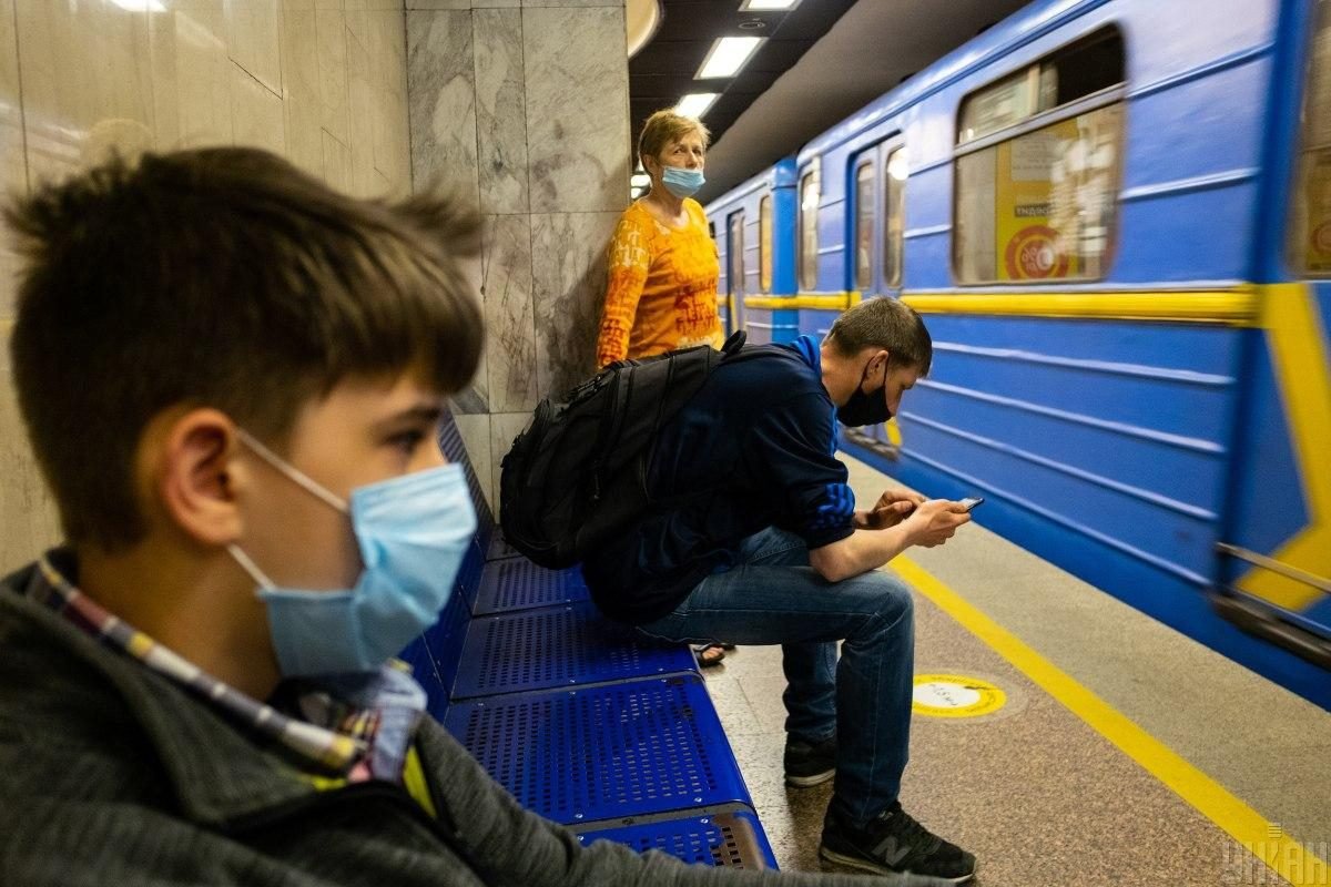 В киевском метро толпа подростков устроила вечеринку. ВИДЕО
