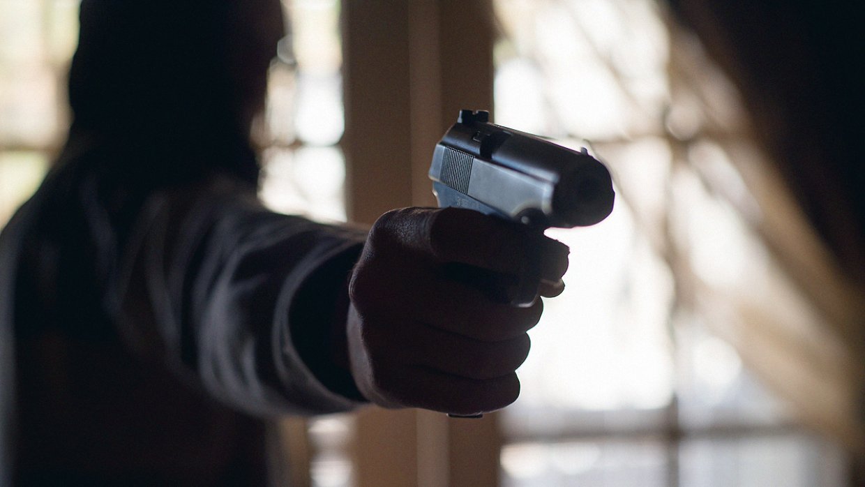 В Черкасской области возле школы задержали мужчину с пистолетом. ФОТО