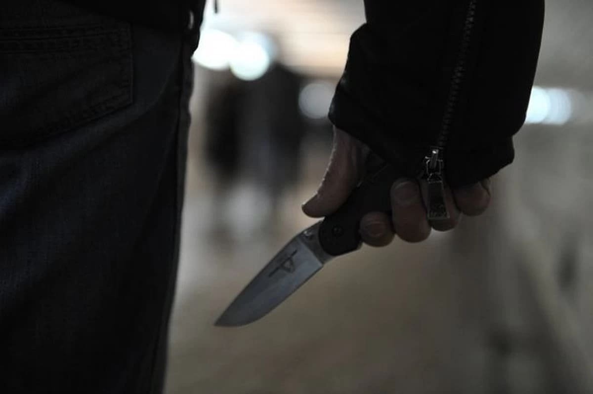 В Киеве пенсионер с ножом набросился на девушку