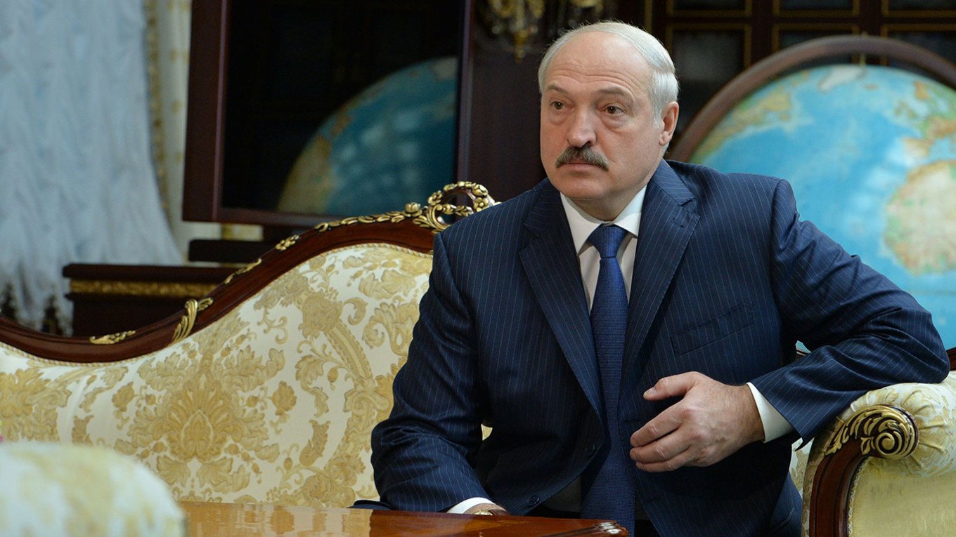 Лукашенко собирается открыть авиасообщение с Крымом