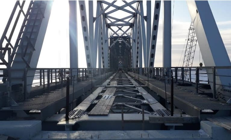В Ивано-Франковске 17-летний парень упал с железнодорожного моста по неосторожности