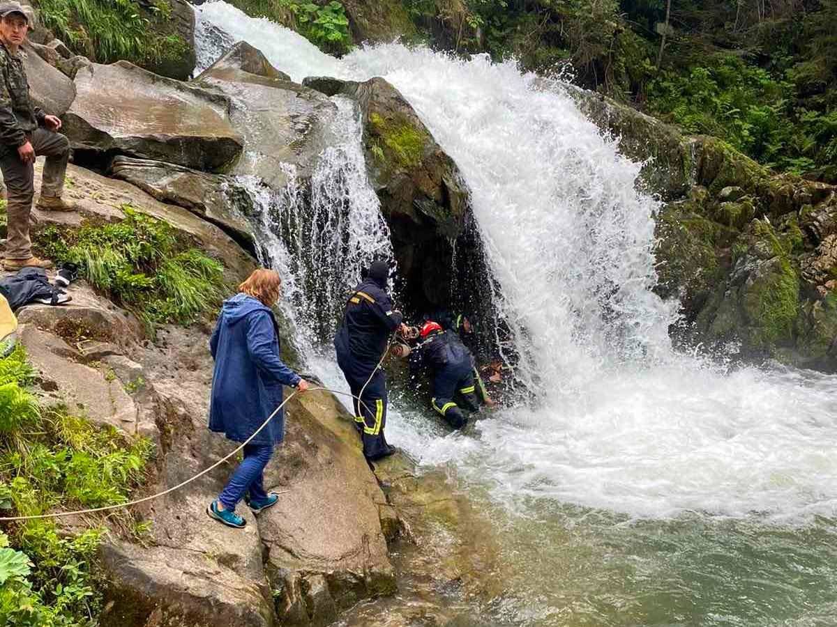 На Львовщине 12-летний подросток  упал в водопад и утонул