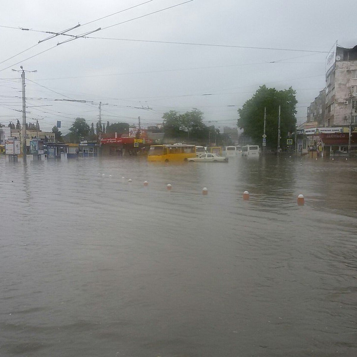 На работу вплавь: Мариуполь затопило. ФОТО, ВИДЕО