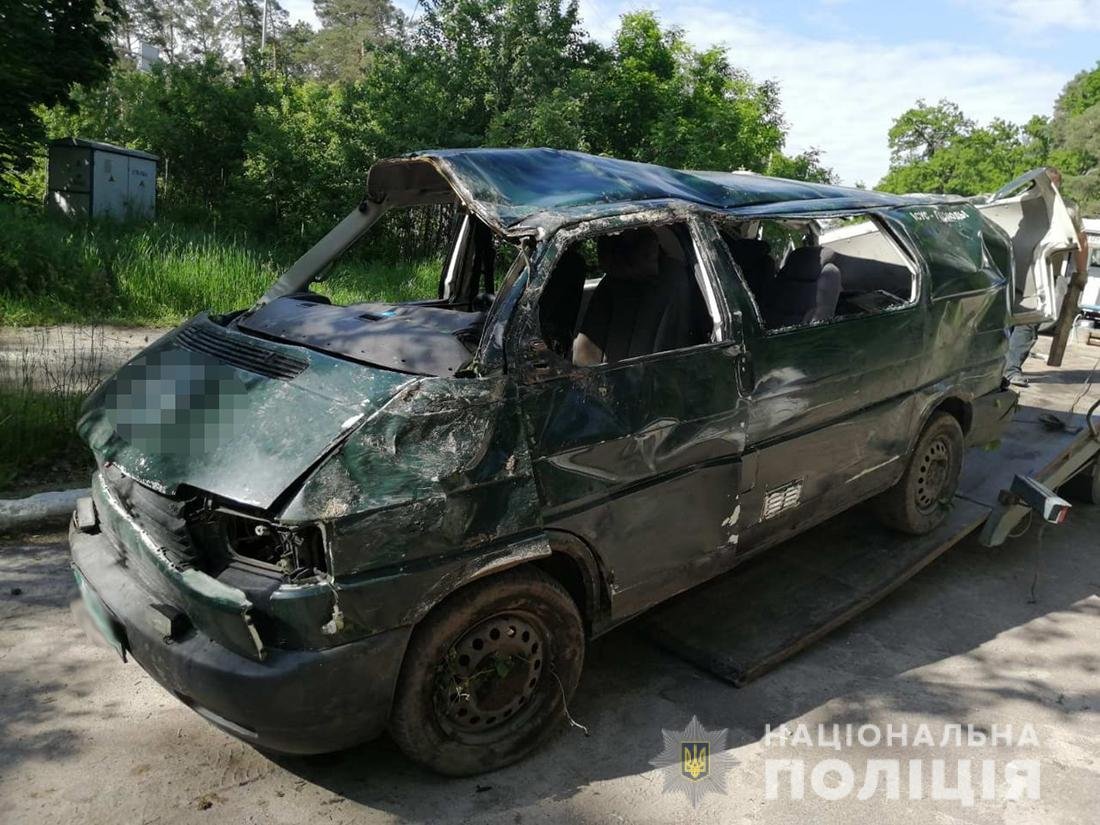 В Житомирской области перевернулся автомобиль: пострадали люди
