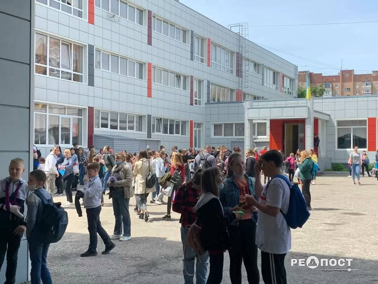 В Харькове по неосторожности ученицы эвакуировали всю школу. ВИДЕО