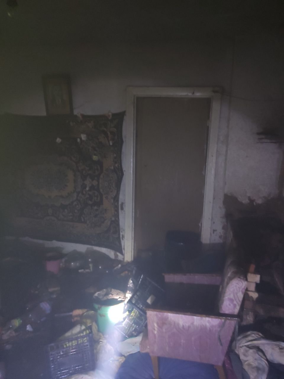 Под Харьковом спасатели вытащили мужчину из горящего здания. ФОТО