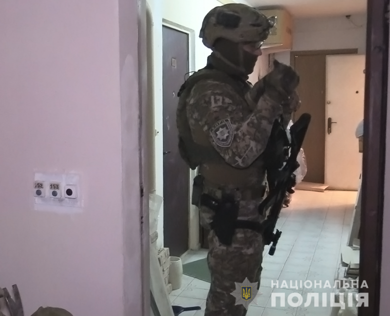 Разбил окно квартиры и удерживал в заложниках женщину: в Киеве спецназ задержал 68-летнего мужчину