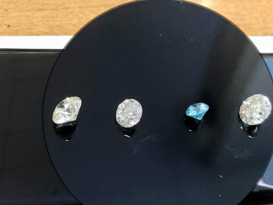 Киевские таможенники нашли бриллианты в посылке из США. ФОТО
