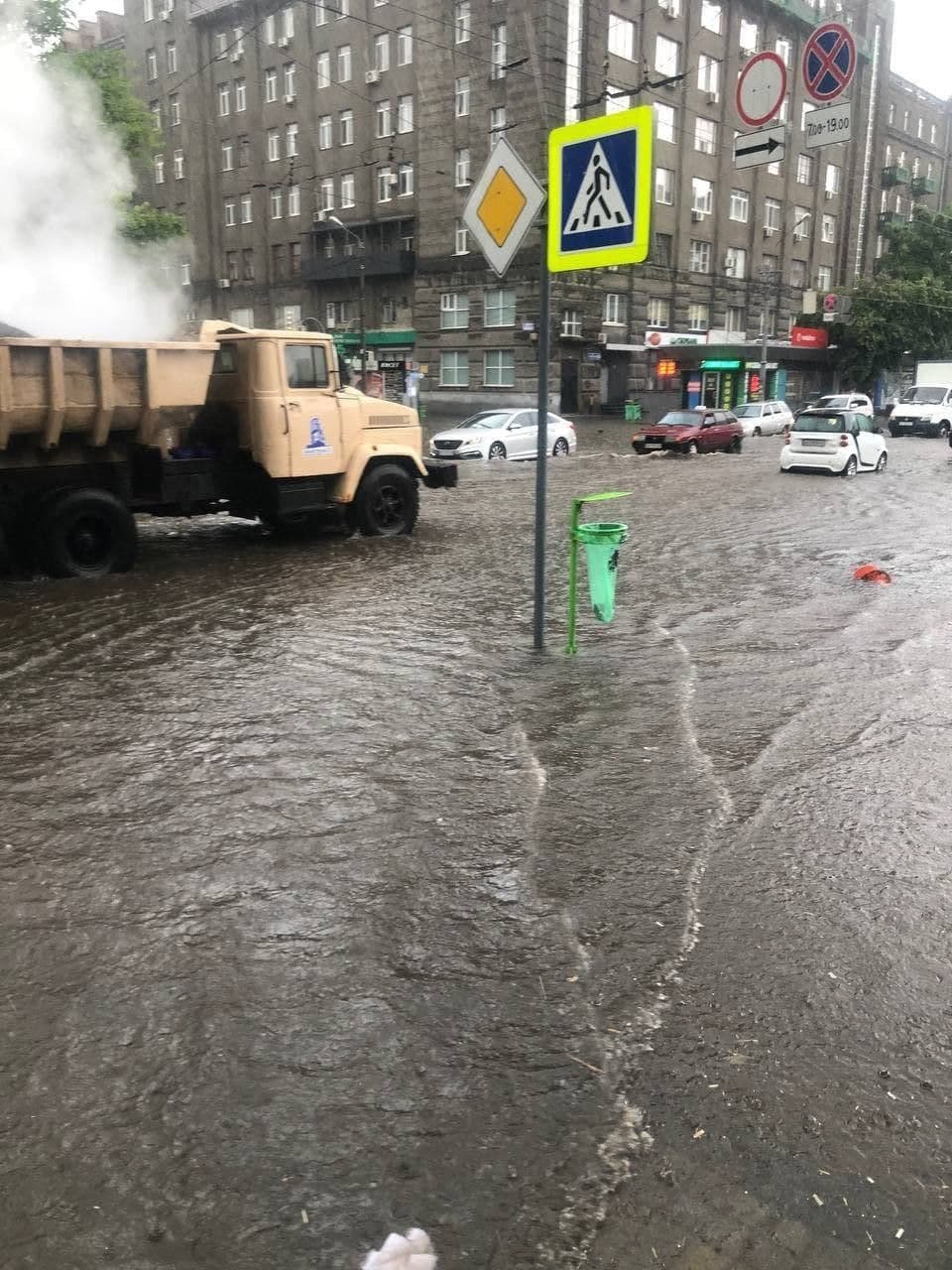 Пробки на дорогах и вода в подъездах: Харьков и Херсон затопило из-за непогоды. ВИДЕО