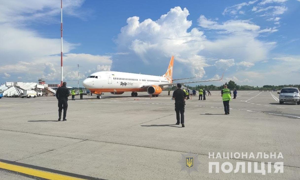 Лжеминирование: в «Борисполе» эвакуировали пассажиров рейса из Тбилиси