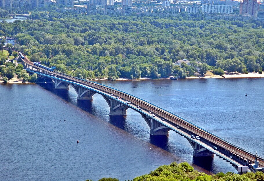 В Киеве заминировали мост Метро: движение перекрыто
