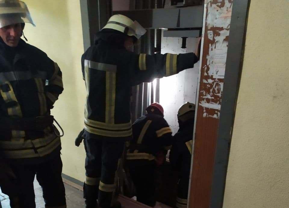 В Киеве в шахте лифта погиб мужчина
