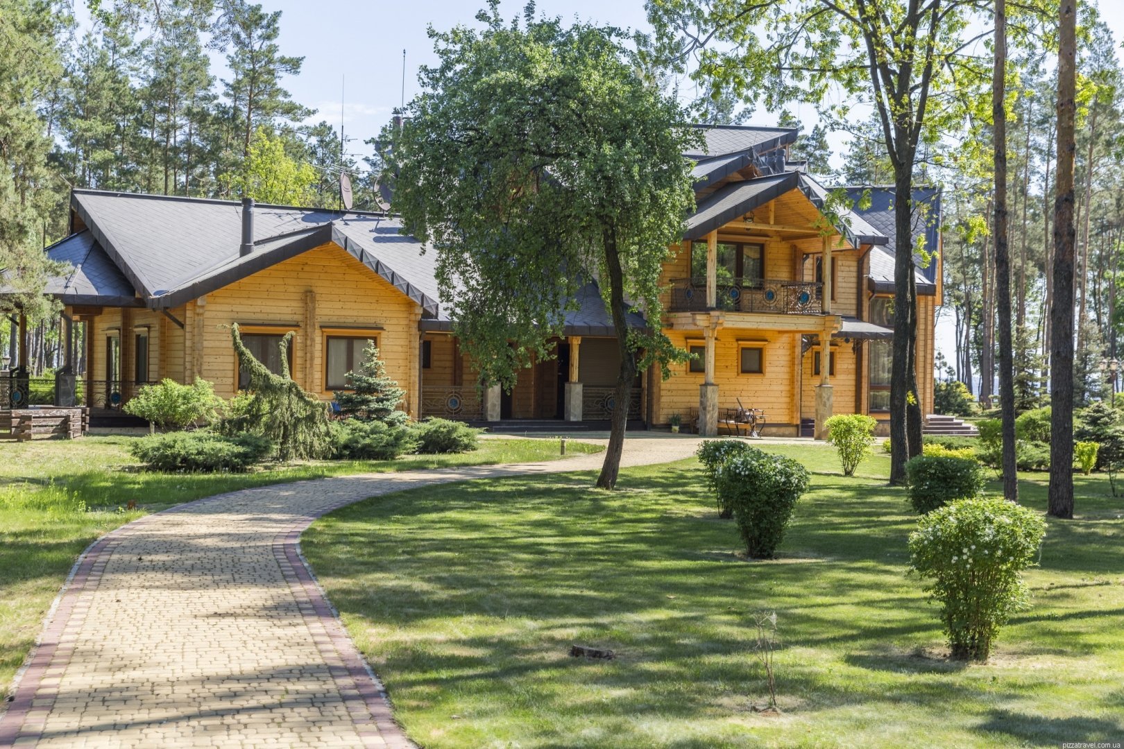 Бывшая резиденция президента-беглеца Виктора Януковича станет гостиницей