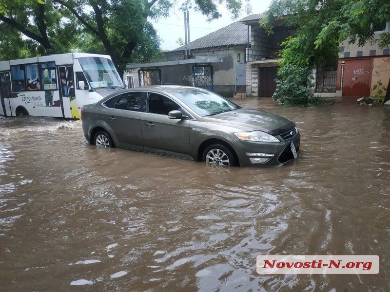 Вплавь по городу: Николаев затопило. ФОТО, ВИДЕО