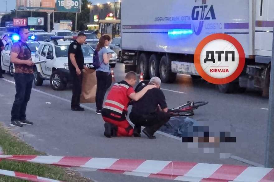 Разорвало голову: в Киеве велосипедист попал под грузовик из-за пьяного пешехода