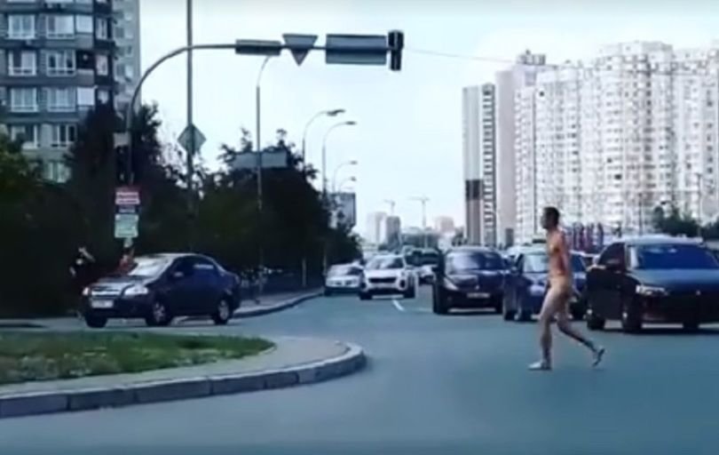 В Киеве на Троещине голый мужчина гулял по дороге. ВИДЕО
