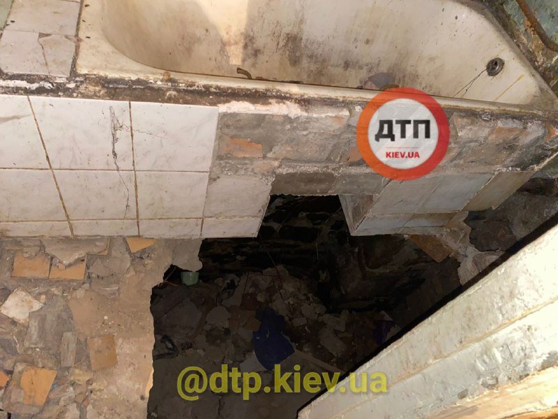 В жилом доме Киева обвалился пол: мужчина провалился в подвал